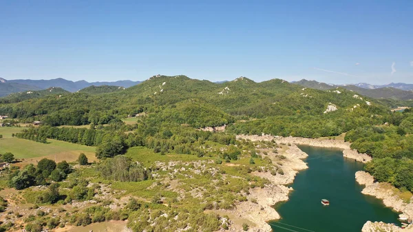 Uma Vista Aérea Uma Bela Paisagem Com Lago Cercado Por — Fotografia de Stock