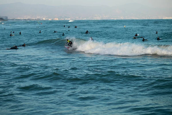 Вид Многих Людей Занимающихся Серфингом Морской Воде Доской Серфинга Голубой — стоковое фото