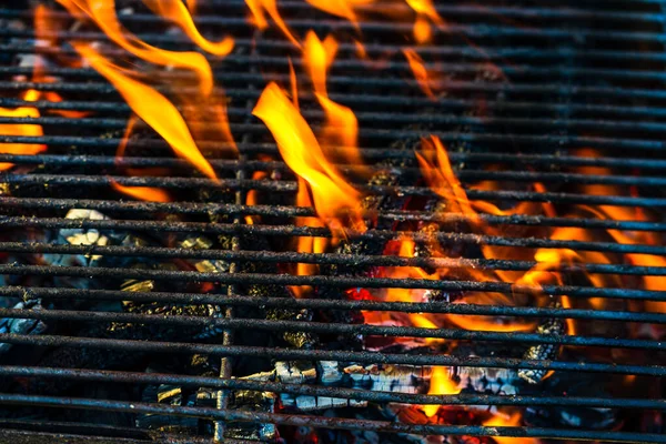 Primo Piano Una Fossa Barbecue Con Mattonelle Carbone Caldo Fiammeggiante — Foto Stock