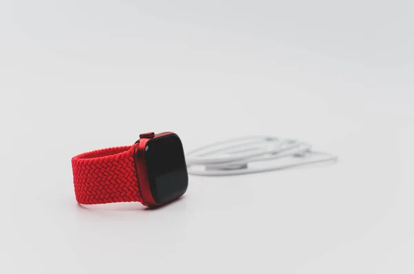 Inverigo Italien November 2021 Isoliertes Apple Uhrenprodukt Rot Und Kabel — Stockfoto