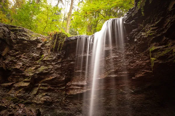 Uma Visão Baixo Ângulo Uma Cascata Cascata Fluindo Sobre Uma — Fotografia de Stock