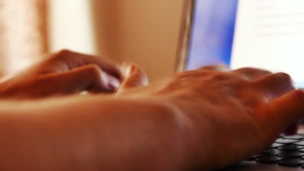 Zbliżenie Rąk Mężczyzny Korzystającego Laptopa — Wideo stockowe