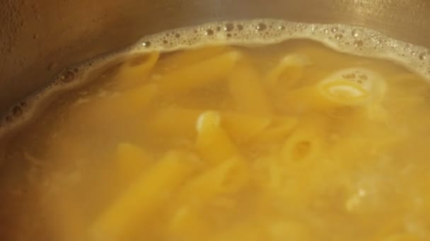 Close Van Kokend Water Met Pasta Pot — Stockvideo