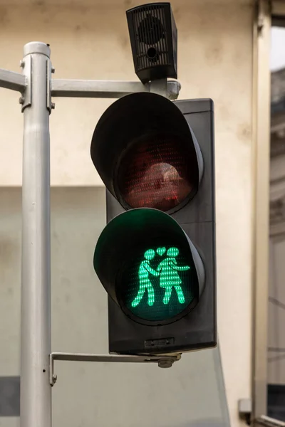 Пешеходный Дорожный Знак Пешеходном Переходе Зеленым Светом Позволяющим Безопасно Проходить — стоковое фото