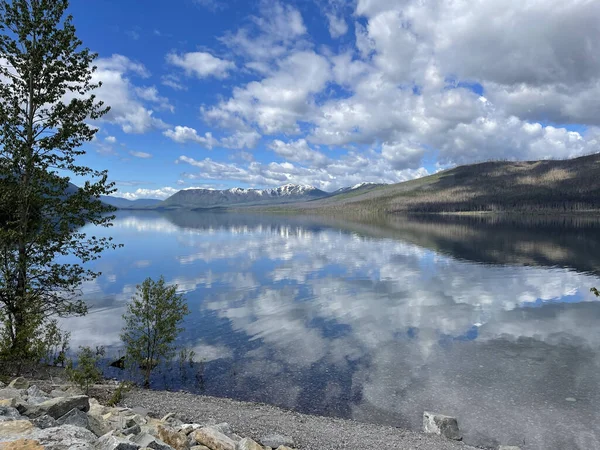 Ήρεμο Νερό Της Λίμνης Αντανακλά Ένα Όμορφο Συννεφιασμένο Ουρανό Στο — Φωτογραφία Αρχείου