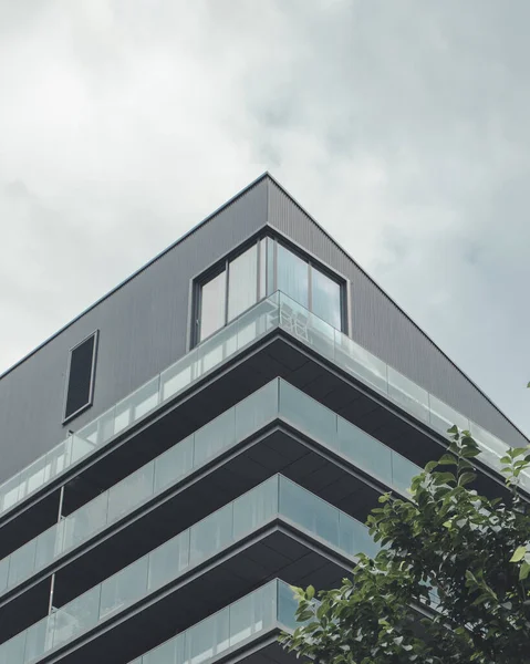 Vertical Shot Modern Building Sky Background — Stockfoto