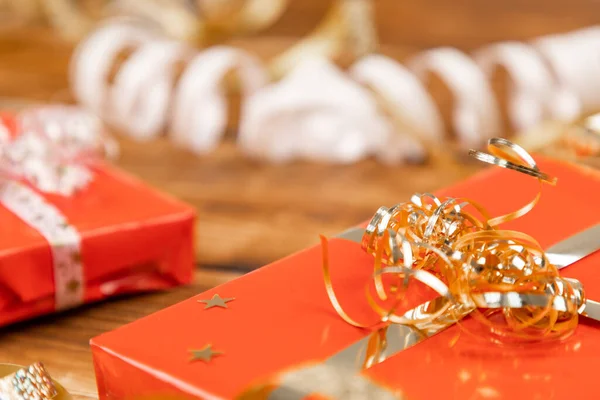 Primer Plano Envueltos Regalos Navidad Rojos Una Mesa Madera —  Fotos de Stock