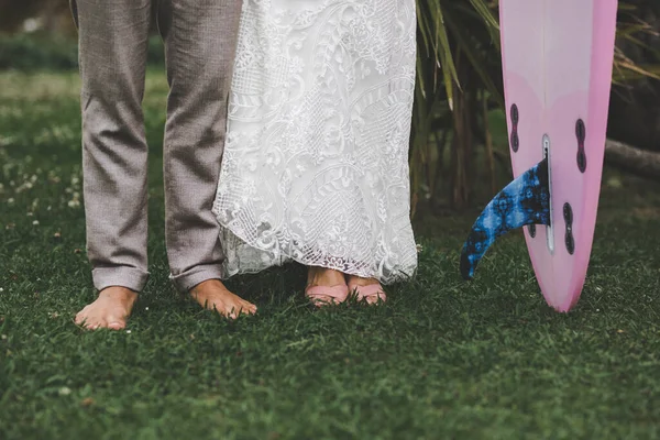 View Just Married Couple Bare Feet Standing Lawn Pink Surfboard — Stock Photo, Image