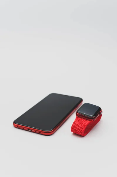 Inverigo Italia Nov 2021 Apple Ceas Produs Roșu Iphone Masă — Fotografie, imagine de stoc