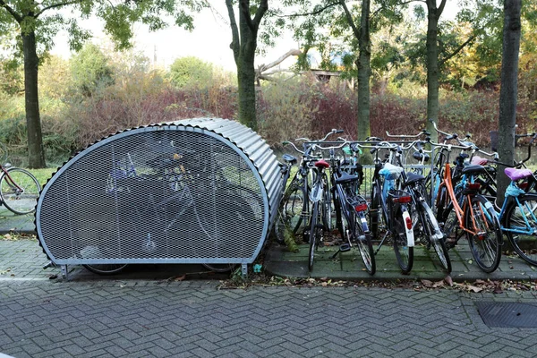 Zufällige Fahrräder Und Eine Mini Garage Gegen Diebstahl Rotterdam Niederlande — Stockfoto
