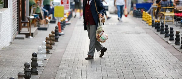 Homem Carregando Saco Compras Malha Uma Rua — Fotografia de Stock