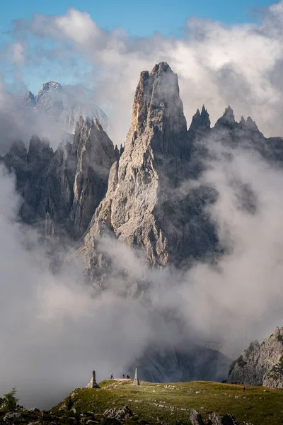 Cenário Tirar Fôlego Das Montanhas Dolomite Meajestic Cobertas Nuvens Amanhecer — Fotografia de Stock