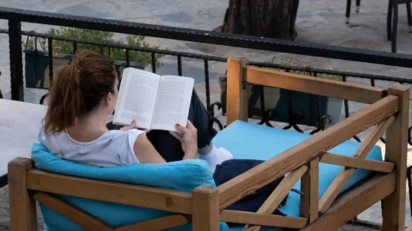 Female Tourist Reading Book Wooden Sofa While Vacation — Stock Photo, Image