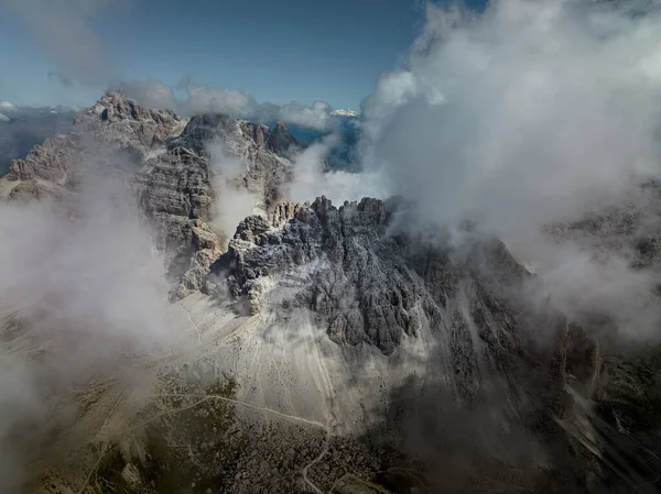 Een Adembenemend Landschap Van Meajestic Dolomieten Bergen Bedekt Met Wolken — Stockfoto