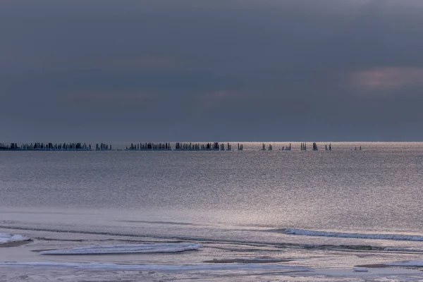 Veduta Dei Resti Congelati Dei Vecchi Moli Una Giornata Invernale — Foto Stock