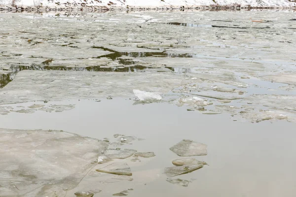 Nehirdeki Buz Tabakaları Sürükleniyor — Stok fotoğraf