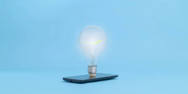 青い背景に隔離されたスマートフォンの電球 — ストック写真