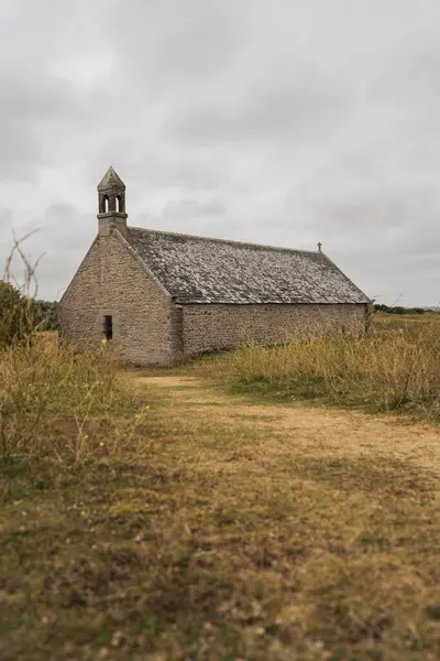 Eine Vertikale Aufnahme Einer Kirche Auf Dem Feld Bretagne Frankreich — Stockfoto