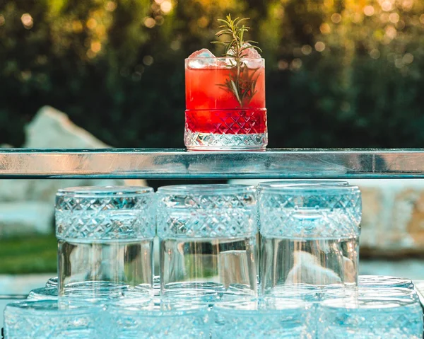 Närbild Ett Glas Uppfriskande Cocktail Med Isbitar Ett Barstativ — Stockfoto