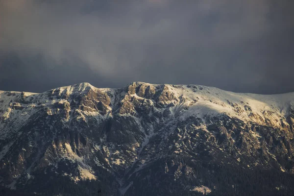 Sisli Bir Günde Dağların Güzel Bir Kış Manzarası — Stok fotoğraf