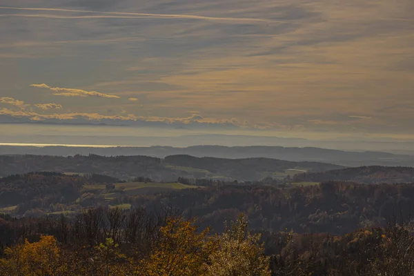 Paisaje Colinas Cubiertas Bosques Bajo Cielo Nublado Otoño Campo — Foto de Stock