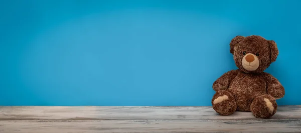 Brinquedo Urso Pelúcia Isolado Fundo Parede Azul — Fotografia de Stock