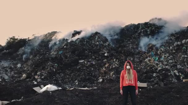 Filmmaterial Eines Maskierten Mädchens Hintergrund Der Deponie Umwelt Ökologie Naturschutzkonzept — Stockvideo