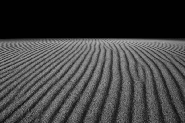 Серый Снимок Текстурированных Песчаных Дюн Пляже — стоковое фото