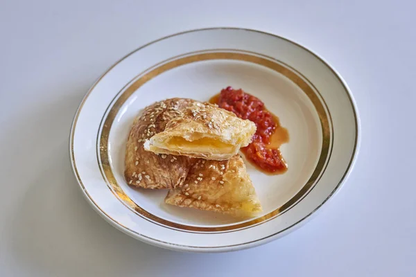 Σπιτικές Πίτες Σάλτσα Ντομάτας Στο Πιάτο Λευκό Φόντο — Φωτογραφία Αρχείου