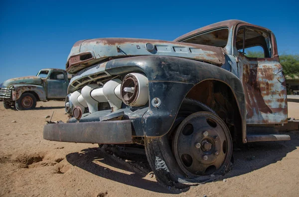 Eine Wüste Mit Zwei Alten Autowracks Einem Sonnigen Tag — Stockfoto