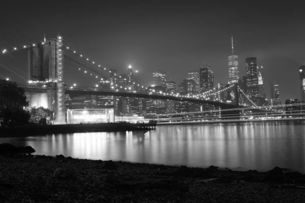 Gråskala Bild Brooklyn Bridge Natten Med Ljus Lyser Den — Stockfoto