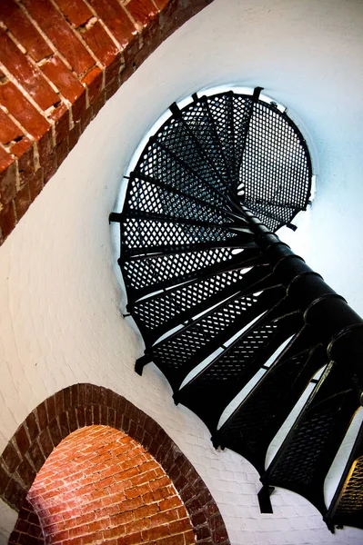 Μια Κάθετη Λήψη Μιας Αφηρημένης Σπειροειδούς Σκάλας Μαύρου Σιδήρου — Φωτογραφία Αρχείου