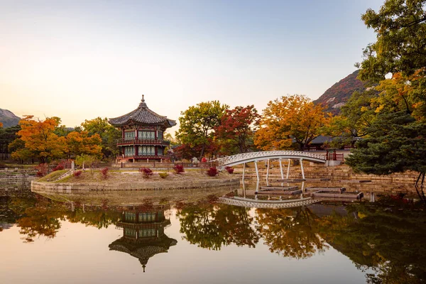 Una Vista Edificio Tradicional Que Refleja Estanque Corea Del Sur — Foto de Stock