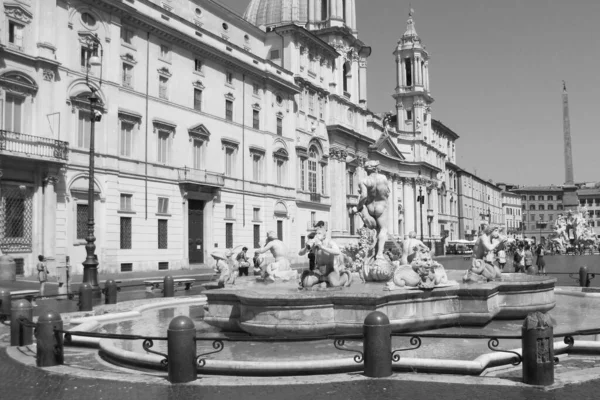 Graustufenaufnahme Eines Schönen Brunnens Auf Der Piazza Navona Einem Sonnigen — Stockfoto