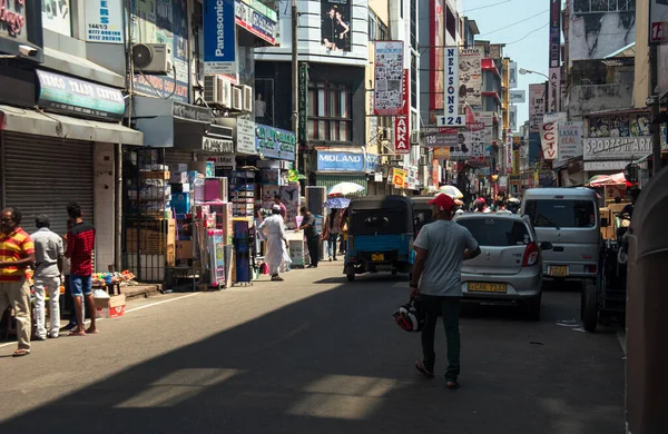 コロンボ Sriランカ 4月11 2019 人々と車でスリランカのコロンボのPettah市場の忙しい通り — ストック写真