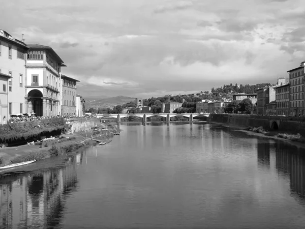 Grayscale Záběr Mostu Ponte Alle Grazie Přes Řeku Arno Proti — Stock fotografie