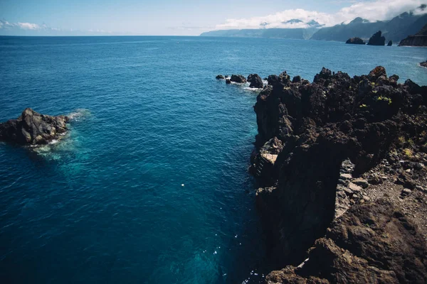 日光下靠近大海的岩石悬崖的鸟瞰图 — 图库照片
