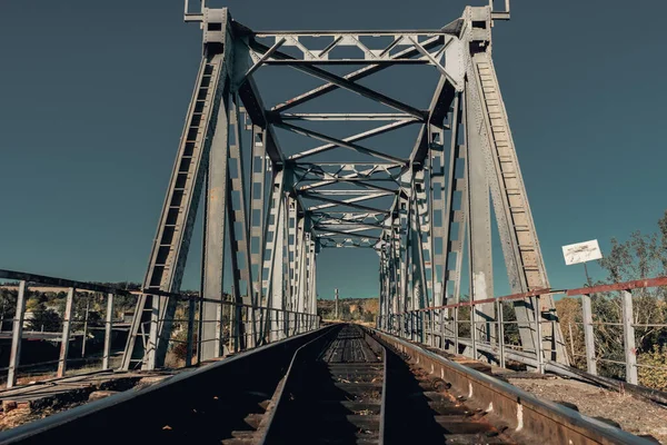 Piękne Ujęcie Mostu Kolejowego Tle Błękitnego Nieba — Zdjęcie stockowe
