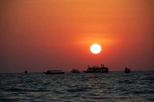 Vibrant Orange Summer Sunset Reflecting Wavy Waters Ocean — Stock Photo, Image