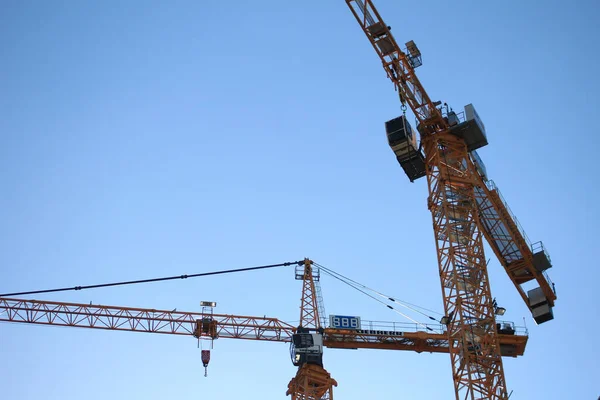 Una Vista Ángulo Bajo Las Grúas Torre Durante Construcción Bajo — Foto de Stock