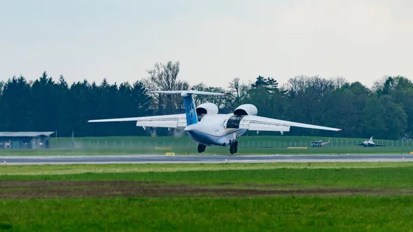 リンツ オーストリア 2021年5月3日 アントノフAn 74010がオーストリアのリンツ空港に着陸 — ストック写真