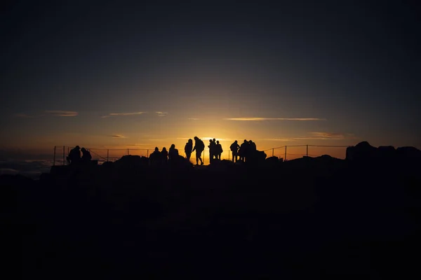 Groupe Amis Debout Sur Colline Sous Beau Ciel Couchant — Photo