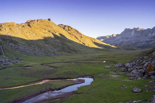 Зелена Долина Промінною Річкою Піренеях — стокове фото