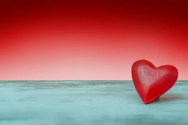 Una Decoración Forma Corazón Madera Sobre Fondo Rojo — Foto de Stock