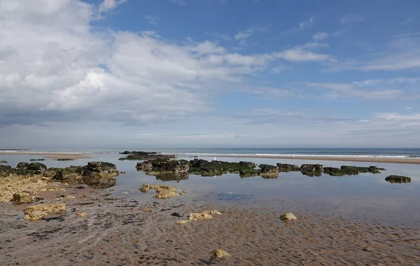 Ένα Όμορφο Τοπίο Από Rockpool Στην Παραλία Κάτω Από Ένα — Φωτογραφία Αρχείου