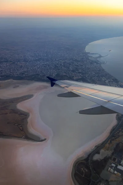 Widok Powietrza Skrzydła Samolotu Jeziora Salt Zachodzie Słońca Larnaka Cypr — Zdjęcie stockowe