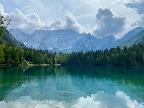 Mavi Bulutlu Gökyüzünün Altında Bir Orman Dağlarla Çevrili Fusine Gölleri — Stok fotoğraf