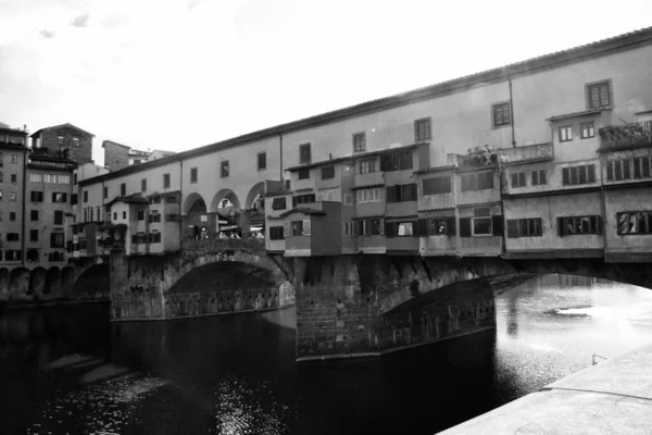 Een Grijswaarden Opname Van Middeleeuwse Stenen Brug Ponte Vecchio Rivier — Stockfoto