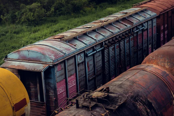 一排排旧的生锈的车厢 用来运送苏联的货物 — 图库照片