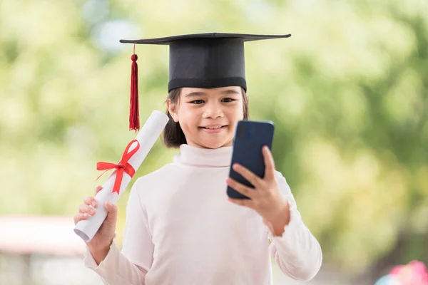 Uma Estudante Feliz Sudeste Asiático Com Certificado Smartphone Durante Formatura — Fotografia de Stock